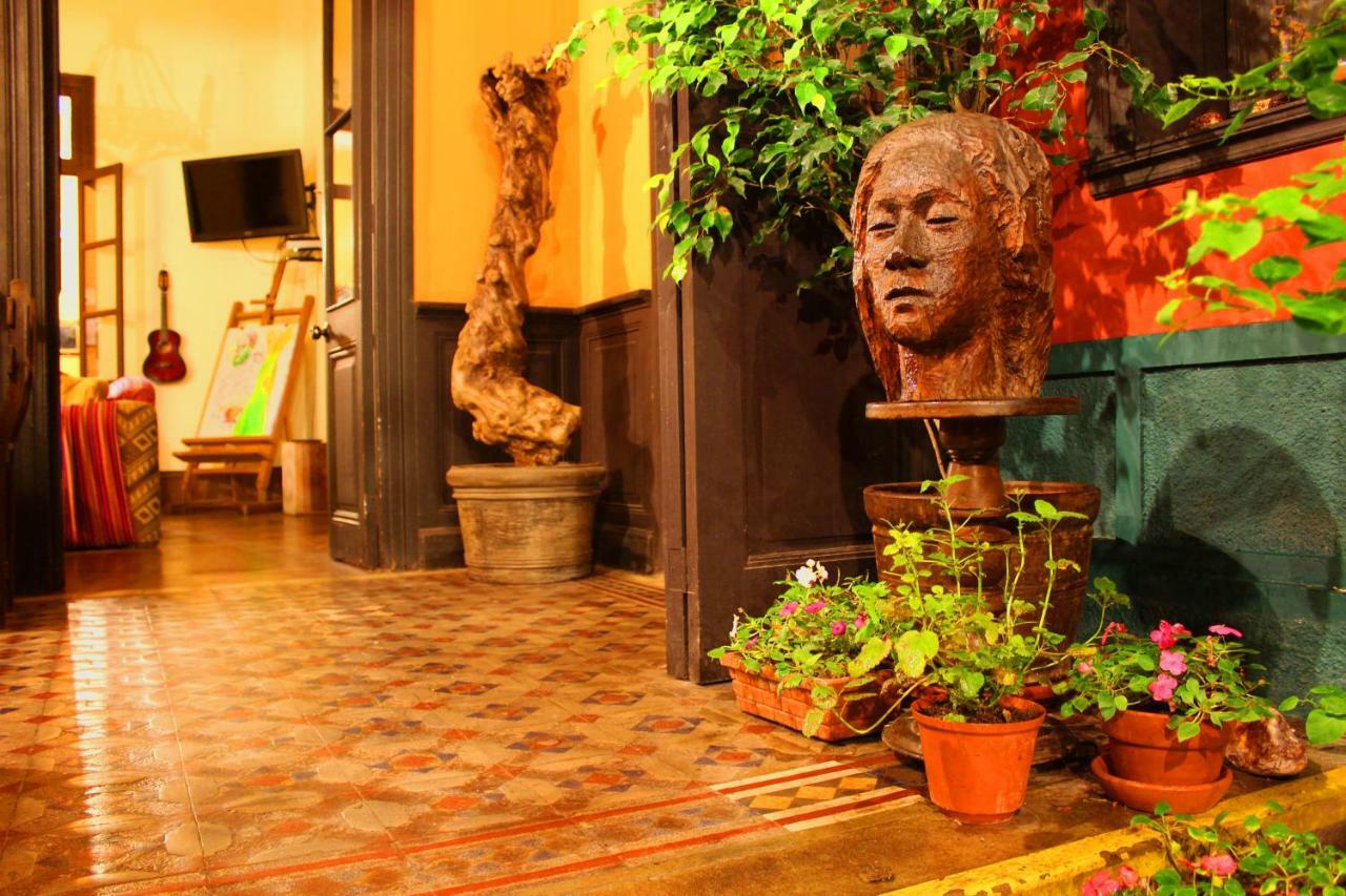 Kaclla, The Healing Dog Hostal Lima